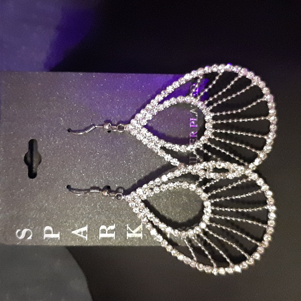 New Silver plated rhinestone teardrop style earings fish hook type back